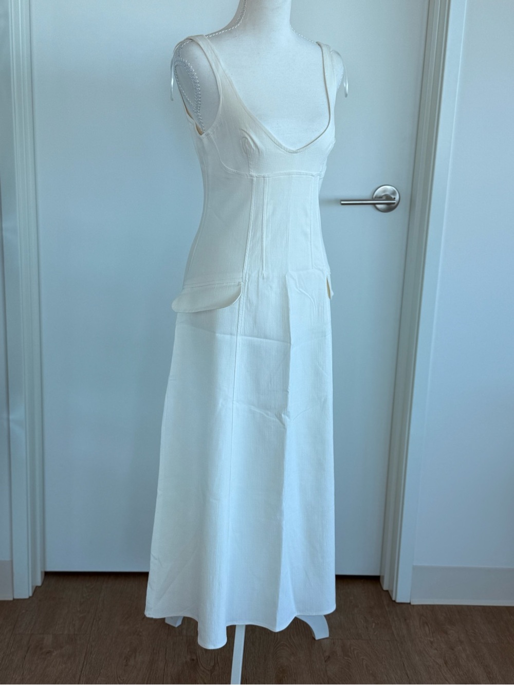 Classic Ivory Sleeveless Midi Dress - Picture 3 of 9